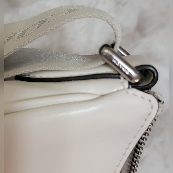 Authentic Coach Pace Shoulders Bag, Cream color with adjustable shoulder strap - Picture 5 of 16